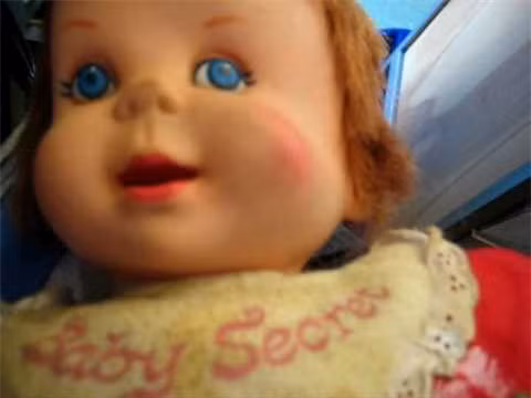 6. Búp bê biết thì thầm những bí mật: Năm 1965, Mattel tự hào ra mắt một con búp bê biết nói có tên Baby Secret, nhưng lại khiến trẻ em ở khắp mọi nơi hoang mang. Baby Secret thích gần gũi với chủ nhân của mình, thì thầm vào tai những điều đáng sợ như "tôi thích ngủ với bạn" và "hãy ôm tôi chặt hơn" với giọng nói the thé, ghê rợn, giống như mở đầu của những bộ phim kinh dị. 