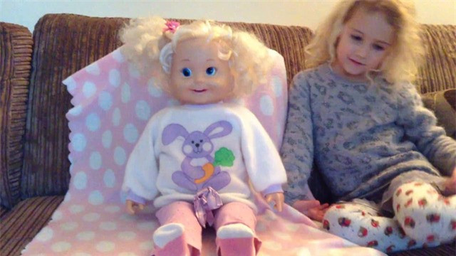 2. Búp bê Cricket bắt đầu được bày bán vào năm 1986, có thể chớp mắt, di chuyển mắt cùng đôi môi di chuyển đồng bộ khi hát, kể chuyện, hoặc những trò đùa vui nhộn. Bên trong nó cài nhiều đoạn băng cassett để nó có thể nói được. Búp bê Cricket có ngoại hình khá đáng sợ, và trong một đoạn quảng cáo, mắt của nó thậm chí như bị lệch: một nhìn lên trên, một nhìn thẳng, và miệng nhoẻn cười trong lúc môi mấp máy theo giọng nói. Nó là nguồn cảm hứng cho Chucky – con búp bê giết người khét tiếng trong lọat phim Child’s Play. 