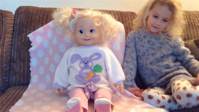 2. Búp bê Cricket bắt đầu được bày bán vào năm 1986, có thể chớp mắt, di chuyển mắt cùng đôi môi di chuyển đồng bộ khi hát, kể chuyện, hoặc những trò đùa vui nhộn. Bên trong nó cài nhiều đoạn băng cassett để nó có thể nói được. Búp bê Cricket có ngoại hình khá đáng sợ, và trong một đoạn quảng cáo, mắt của nó thậm chí như bị lệch: một nhìn lên trên, một nhìn thẳng, và miệng nhoẻn cười trong lúc môi mấp máy theo giọng nói. Nó là nguồn cảm hứng cho Chucky – con búp bê giết người khét tiếng trong lọat phim Child’s Play. 