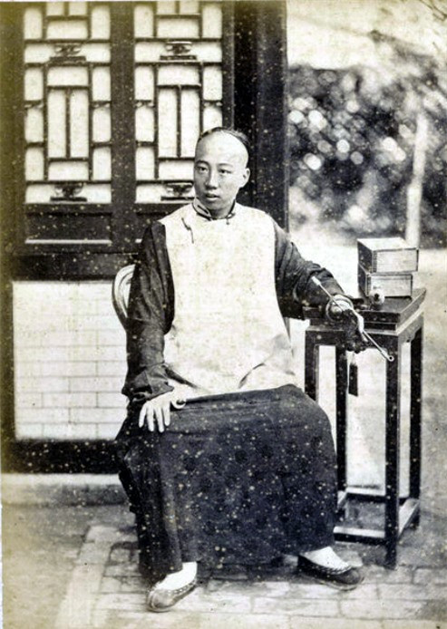 Thân vương Alxa tương đối nổi tiếng trong lịch sử nhà Thanh. Bức ảnh được chụp vào năm 1874.