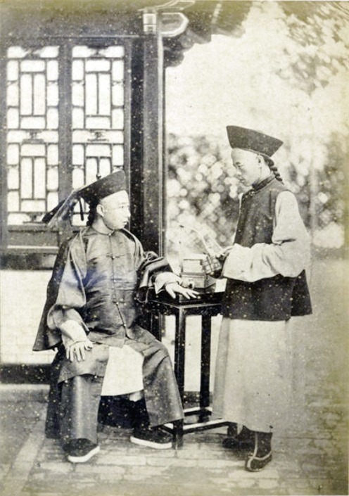 Bức ảnh được chụp bởi người Nga trong khoảng thời gian 1874 đến 1875. Người đang ngồi là con trai của một thân vương Alxa, người Mông Cổ.