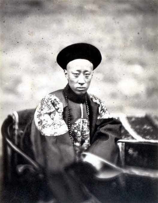 Dịch Hân, em trai của Hoàng đế Hàm Phong. Bức ảnh được nhiếp ảnh gia trong quân đội Anh chụp vào năm 1860. Đây chính là bức ảnh đầu tiên chụp hoàng tộc nhà Thanh. Lúc đó, Hoàng đế Hàm Phong đã trốn đến Thừa Đức, Dịch Hân ở lại Bắc Kinh đàm phán với lực lượng liên minh Anh - Pháp.