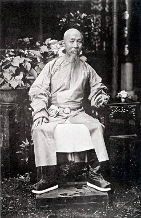 Bức ảnh được chụp bởi nhiếp ảnh gia Scotland tên là John Thomson vào năm 1874. Người trong ảnh là Tổng đốc Thụy Lân. Ông thuộc dòng dõi Diệp Hách Na Lạp thị, xuất thân Mãn Châu Chính Lam kỳ.