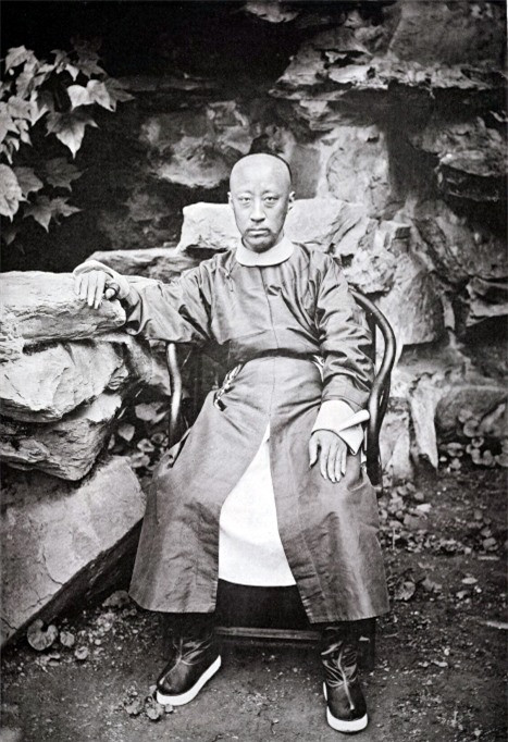 Bức ảnh được chụp bởi nhiếp ảnh gia Scotland có tên John Thomson vào năm 1874. Nhân vật trong ảnh là Dịch Khuôn, vào thời điểm chụp ảnh ông vừa được phong tước Quận vương. Có thể lúc đó, ông không thể ngờ trong tương lai mình sẽ trở thành một thân vương có sức ảnh hưởng lớn vào cuối thời nhà Thanh.