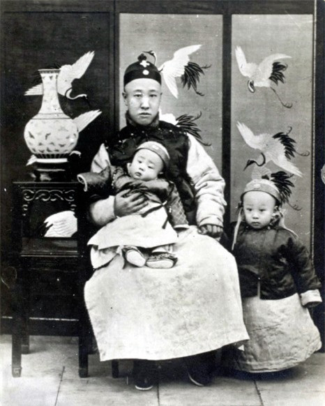 Bức ảnh được chụp bởi một nhiếp ảnh gia người Pháp. Nhân vật trong bức ảnh là Hoàng đế Tuyên Thống Phổ Nghi (bên phải), Hoàng đế cuối cùng của Trung Quốc, Phổ Kiệt (bé trai được bồng trên tay) và cha ruột của họ Thân vương Tái Phong.