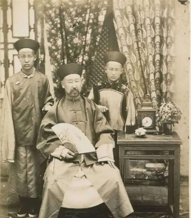 Người đàn ông đang ngồi là một vị quan văn cuối thời nhà Thanh.