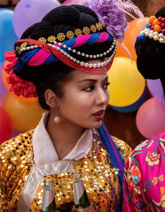 Người Mosuo tin vào thánh mẫu. Hệ thống tôn giáo cổ xưa giao thoa với Phật giáo Tây Tạng hiện đại khiến nhiều gia đình gửi con trai đi tu. Phụ nữ trong bộ tộc thường trồng trọt, nấu ăn hay dọn dẹp nhà cửa và bình đẳng, thậm chí còn được ưu ái hơn cánh mày râu.