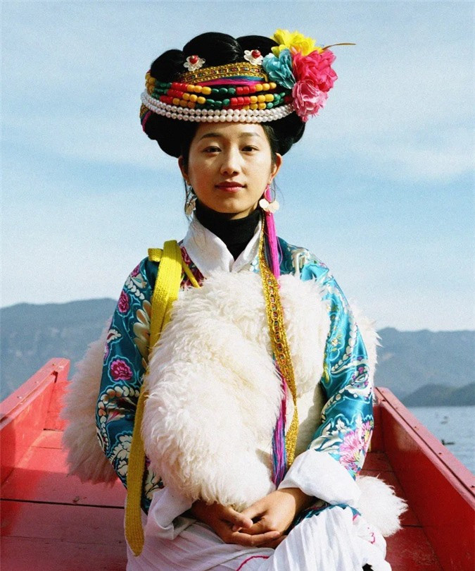 Của cải và tài sản được mẹ truyền cho con gái, mang lại cho phụ nữ Mosuo quyền lực và sự tự do. Ảnh: Rod Waddington, Refinery29.