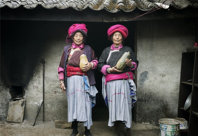 Dân tộc này tin rằng người phụ nữ lớn tuổi là nhân vật quan trọng nhất trong gia đình. Mỗi ngôi nhà đều có căn phòng đặc biệt gọi là phòng của bà. Người Mosuo cũng dành sự tôn kính cho loài chó. Theo truyền thuyết, những con chó có tuổi thọ 60 năm trong khi con người chỉ sống được 13 năm. Loài động vật này đã trao đổi tuổi thọ cho con người để đổi lấy sự tôn trọng. Ảnh: Matteo Carta.