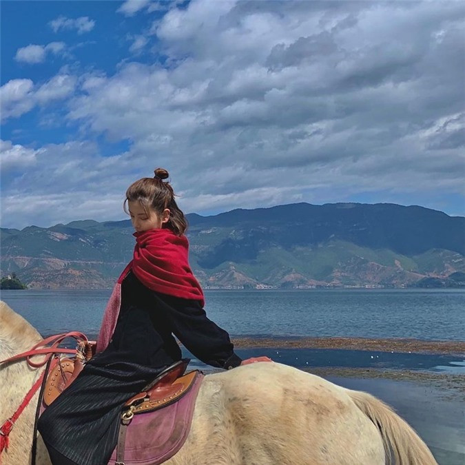 Với dân số khoảng 40.000 người, bộ tộc Mosuo sống ở độ cao 2.700 m so với mực nước biển, cách thành phố gần nhất 6 giờ lái xe. Đây là điều kiện hoàn hảo để bộ tộc này vẫn bảo tồn phong tục không tìm thấy ở bất kỳ đâu trên thế giới. Ảnh: Lindsss_li.