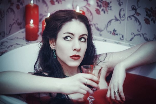 ##sc### Nữ bá tước Bathory bị buộc tội tra tấn và tắm trong máu của các trinh nữ trẻ tuổi để giữ mãi sắc đẹp thanh xuân. 