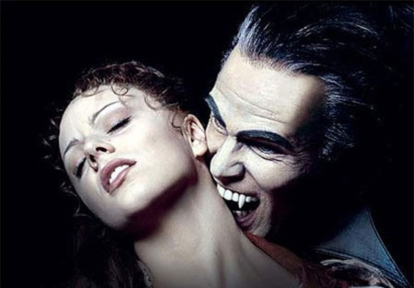 ##sc### Theo truyền thuyết, nếu ai đó bị ma cà rồng cắn và không muốn trở thành quái vật hút máu người thì phải uống nước làm từ tro tàn từ xác của ma cà rồng bị thiêu. 