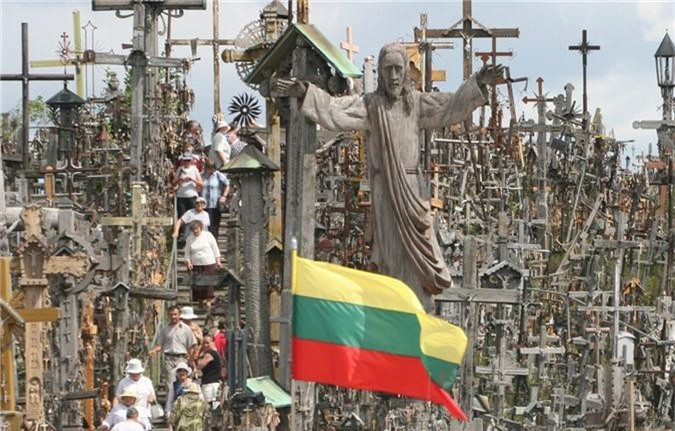 Truyền thuyết kể rằng con gái của nông dân người Lithuania bị bệnh nặng. Đêm nọ, ông mơ thấy người phụ nữ mặc đồ trắng xuất hiện, dặn làm cây thánh giá bằng gỗ và đặt trên ngọn đồi gần nhà để con gái khỏi bệnh. Sau đó, những người khác cũng đặt cây thánh giá lên ngọn đồi đó với hy vọng phép màu tương tự sẽ trao cho họ. Ảnh: 15min EN.
