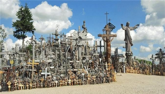 Một trong những cây thánh giá nổi tiếng nhất tại địa điểm này là tượng Chúa Jesus ngồi dưới mái nhà. Bức tượng được cho là vật tượng trưng thời kỳ thờ phụng Chúa Giêsu trong bí mật của người Lithuania. Năm 1993, Giáo hoàng John Paul II đã đến thăm và tuyên bố đây là nơi dành cho hy vọng, hòa bình, tình yêu và sự hy sinh. Ảnh: Delfi.