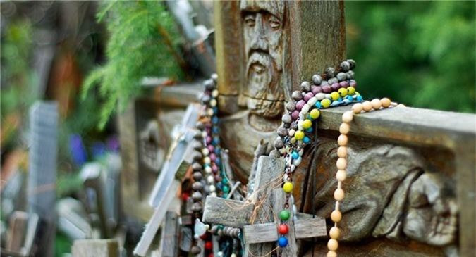 Du khách tới ngọn đồi đều cố gắng để lại cây thập tự giá hoặc chuỗi tràng hạt. Tuy nhiên, nếu không mang theo, bạn có thể làm nó ngay trên đồi, từ đá cuội, cành cây nhỏ và cỏ. Điều quan trọng không phải đến từ cây thánh giá hay tràng hạt mà chính là đức tin, lòng hướng thiện. Ngoài ra, du khách cũng tìm đến đây để chiêm ngưỡng vẻ đẹp kỳ lạ của điểm hành hương Kito giáo nổi tiếng thế giới này. Ảnh: Sputnik Lietuva. 