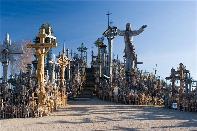 Những cây thánh giá lần đầu tiên xuất hiện sau cuộc nổi dậy nhằm chống lại phán quyết của Nga năm 1831. Không có thi thể để chôn cất, gia đình người đã mất làm lễ và dựng những cây thánh giá trên đồi để thờ cúng. Về sau, những người hành hương cũng tìm đến đây để bày tỏ lòng thành và đặt thêm lên đồi cây thập tự giá. Ảnh: 15min EN.