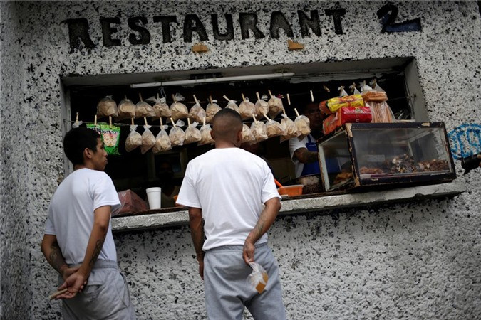 Cảnh sát tìm thấy nhiều bàn thờ tử thần, thường được các băng nhóm ma túy Mexico thờ phụng, bên trong các phòng giam. Nhiều bức tượng lớn bằng người thật đã được phá hủy. Điều tra viên liên bang cũng phát hiện gần 280 quầy bán thực phẩm, khiến bên trong Topo Chico không khác gì một thị trấn thu nhỏ, theo Guardian. Ảnh: Reuters 