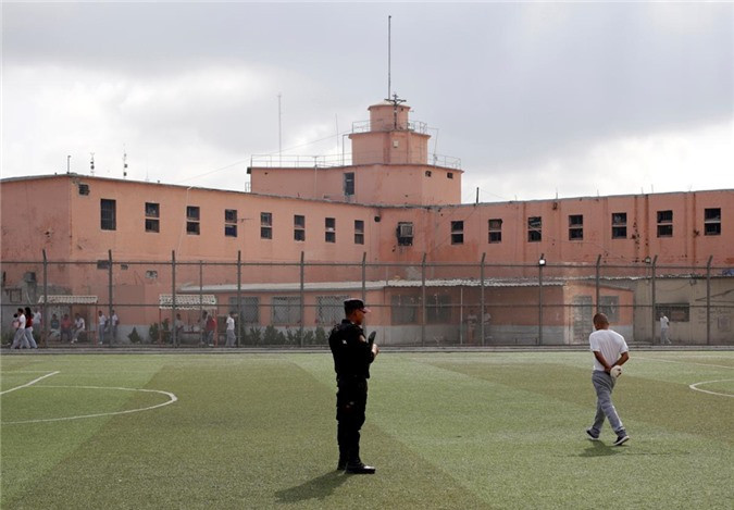 Theo truyền thông địa phương, nhà tù Apodaca đã bắt đầu quá trinh xây mới 350 phòng giam bổ sung chuẩn bị cho cuộc "di dân" từ Topo Chico. Ông Flores cũng đề nghị Tổng thống Andres Manuel Lopez Obrador có các biện pháp hỗ trợ xây dựng thêm phòng giam tại nhà tù Cadereyta. Ảnh: Reuters. 