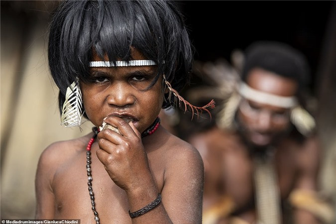 Trẻ em bộ lạc nguyên thủy Indonesia. “Xác ướp mà tôi được thấy là tù trưởng Wimontok Mabel. Ông ấy là một chiến binh dũng mãnh, sống cách đây hơn 250 năm và từng có 25 vợ”. Người Dani ngày nay vẫn duy trì tập tục sinh sống như thời đồ đá, dù đã tiếp nhận thêm nhiều lối sống hiện đại. “Chính quyền Indonesia đã tác động để người Dani loại bỏ những tập tục không còn phù hợp. Thay vì ăn thịt người, bộ lạc Dani giờ đây săn lợn bằng cung tên để làm nguyên liệu tổ chức lễ hội”. 