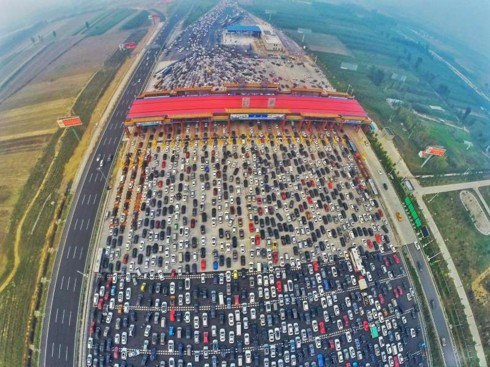 ##sc### Thảm họa ùn tắc giao thông trên tuyến đường cao tốc Bắc Kinh - Hong Kong - Macau vào tháng 10/2015. 