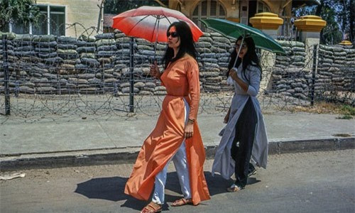 Nhiều thiếu nữ còn chọn dép thấp để kết hợp với áo dài, quần cũng thiết kế ống nhỏ để tiện lợi hơn trong việc di chuyển. 