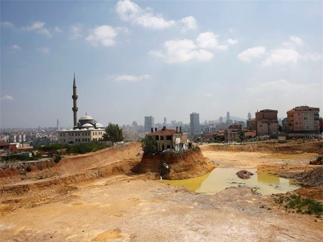 ##sc### Một căn nhà đơn độc tương tự nằm ở Thổ Nhĩ Kỳ khi gia chủ nhất quyết không chịu chuyển đi. (Nguồn: Reuters) 