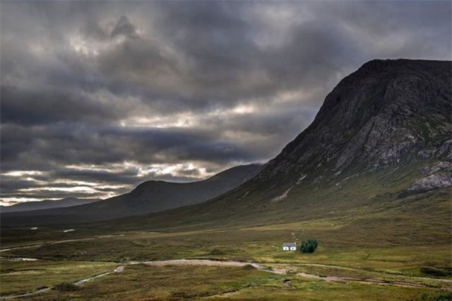 ##sc### Ngôi nhà ở nơi heo nút xa xôi nhất, có tên gọi Lagangarbh Hut, nằm trơ trọi một mình gần núi Buachaille Etive Mor ở Scotland. (Nguồn: Getty Images)