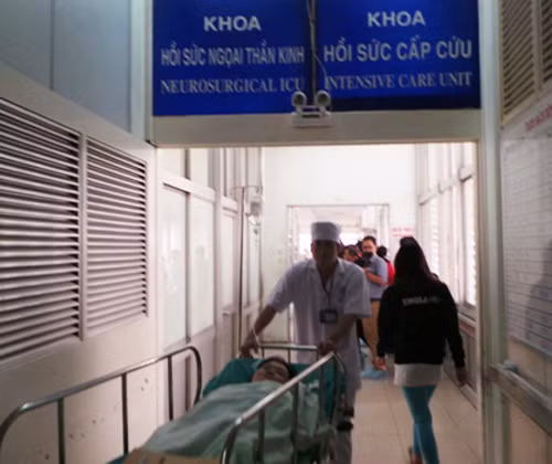 Thai phụ được khẩn trương đưa đi cấp cứu.