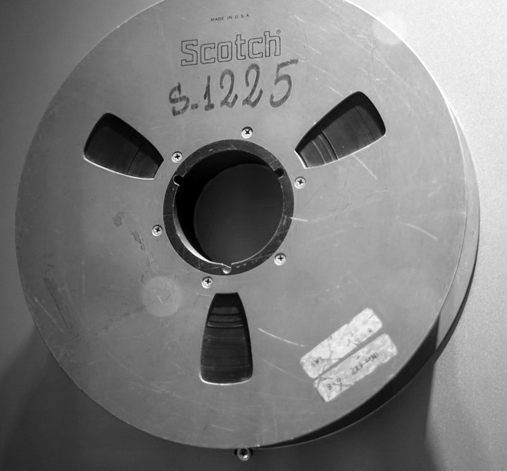 Băng phim, phóng viên Thông tấn xã Giải phóng miền Nam sử dụng trong kháng chiến chống Mỹ. Để có thể ghi lại những bức ảnh, thước phim chân thực về cuộc kháng chiến, nhiều phóng viên đã phải đánh đổi bằng một phần thân thể, thậm chí là cả tính mạng của mình.