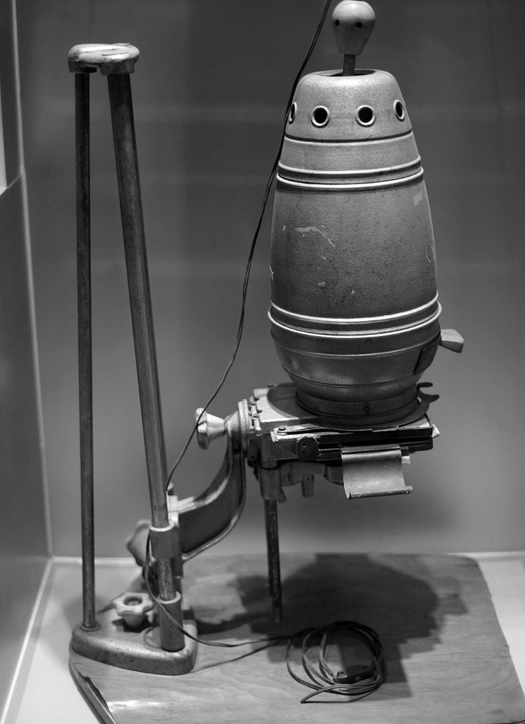 Máy rọi ảnh Magnifax, phóng viên TTX Giải phóng miền Nam sử dụng để phóng ảnh ở chiến trường Đông Nam Bộ. Nhiều phóng viên ảnh phải mang theo các hóa chất, trang thiết bị cần thiết để xử lý hình ảnh kịp thời, phục vụ nhu cầu thông tin trên chiến trường.