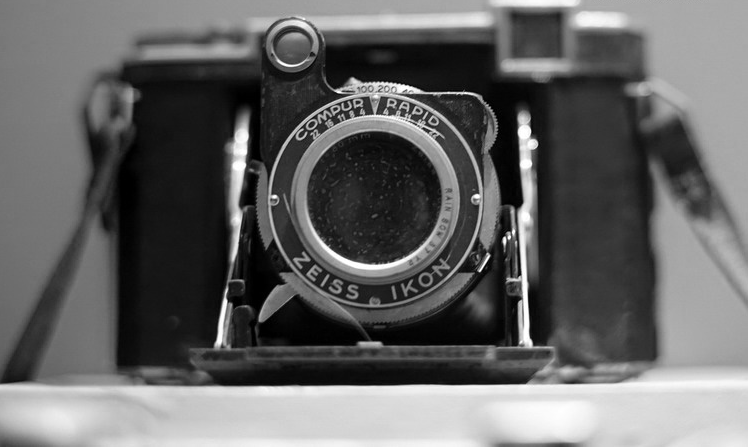 Máy ảnh hiệu Zeiss Ikon Bác Hồ tặng các phóng viên TTXVN từng vượt dãy Trường Sơn vào Nam tác nghiệp. Việc duy trì tình trạng hoạt động của chiếc máy ảnh trong điều kiện bom đạn, thời tiết nhiệt đới khắc nghiệt, thiếu thốn vật tư, linh kiện... là một kỳ tích của các nhà báo thời chiến.