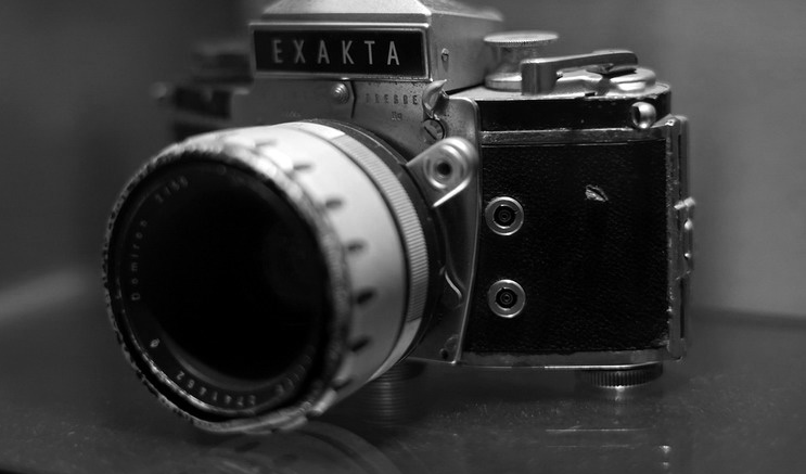 Máy ảnh Exakta, phóng viên Lâm Tấn Tài dùng ở đường Trường Sơn và căn cứ Sài Gòn - Gia Định từ năm 1966 - 1975. Mặc dù vẫn gặp nhiều rủi ro trong quá trình tác nghiệp, nhà báo thời nay về cơ bản không phải đổi mặt với những tình huống cận kề cái chết như thời chiến.