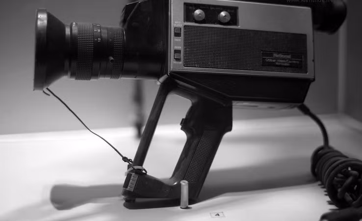 Máy quay phim National, phóng viên TTX Giải phóng miền Nam sử dụng trong kháng chiến chống Mỹ. So với máy ảnh, việc tác nghiệp bằng máy quay trong điều kiện chiến tranh còn khó hơn bội phần, phải được thực hiện theo tổ, đội với nhiều người đảm trách các phần việc khác nhau.