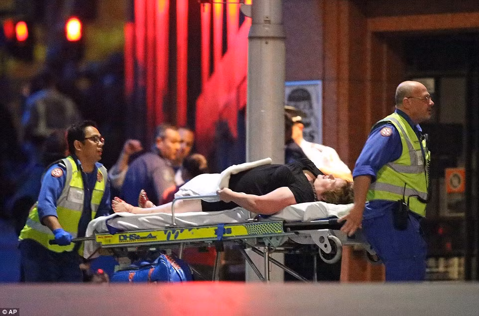 Một con tin đang được các nhân viên y tế đưa ra xe cứu thương.