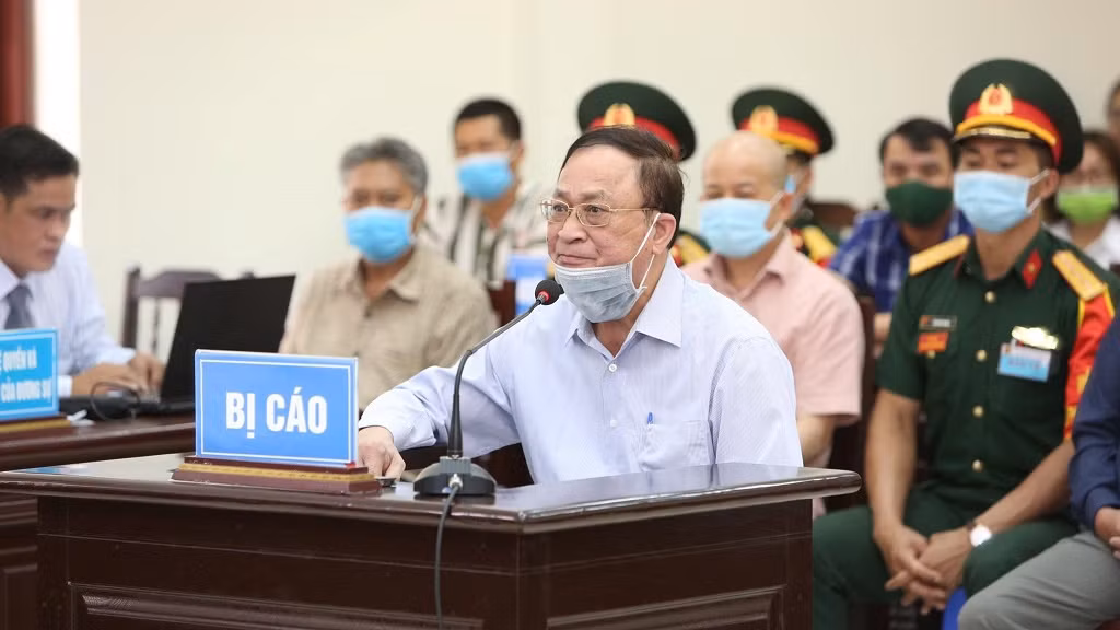 Ông Hiến cũng chịu trách nhiệm chính về những vi phạm, khuyết điểm của Quân chủng Hải quân và trách nhiệm cá nhân về vi phạm, khuyết điểm: Thực hiện không đúng thẩm quyền, vi phạm các quy định pháp luật về quản lý, sử dụng đất đai, đầu tư xây dựng đối với 10 khu đất quốc phòng; vi phạm nguyên tắc tập trung dân chủ và Quy chế làm việc của Đảng ủy Quân chủng Hải quân, buông lỏng lãnh đạo, chỉ đạo, thiếu trách nhiệm kiểm tra, giám sát trong công tác quản lý, sử dụng các khu đất quốc phòng.