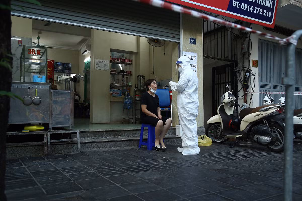 Ha Noi phong toa nhieu diem o pho Bui Thi Xuan sau 5 ca duong tinh nCoV-Hinh-9