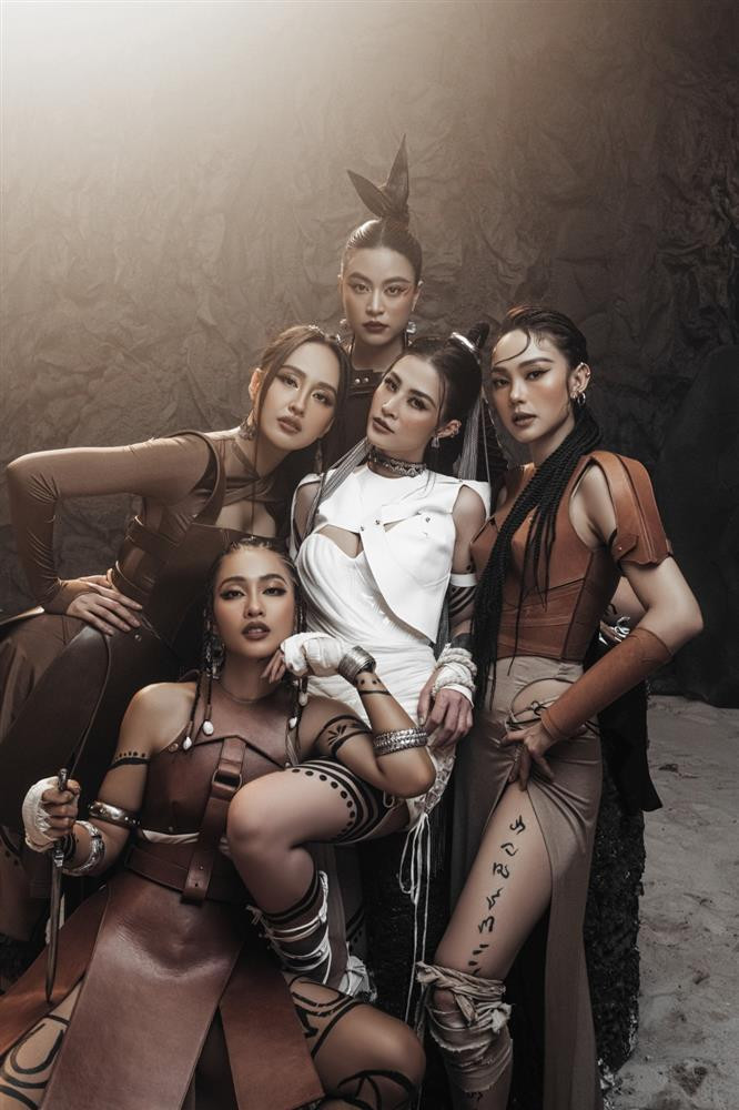 Sao Viet khen het nac nhung netizen che thang MV moi cua Dong Nhi