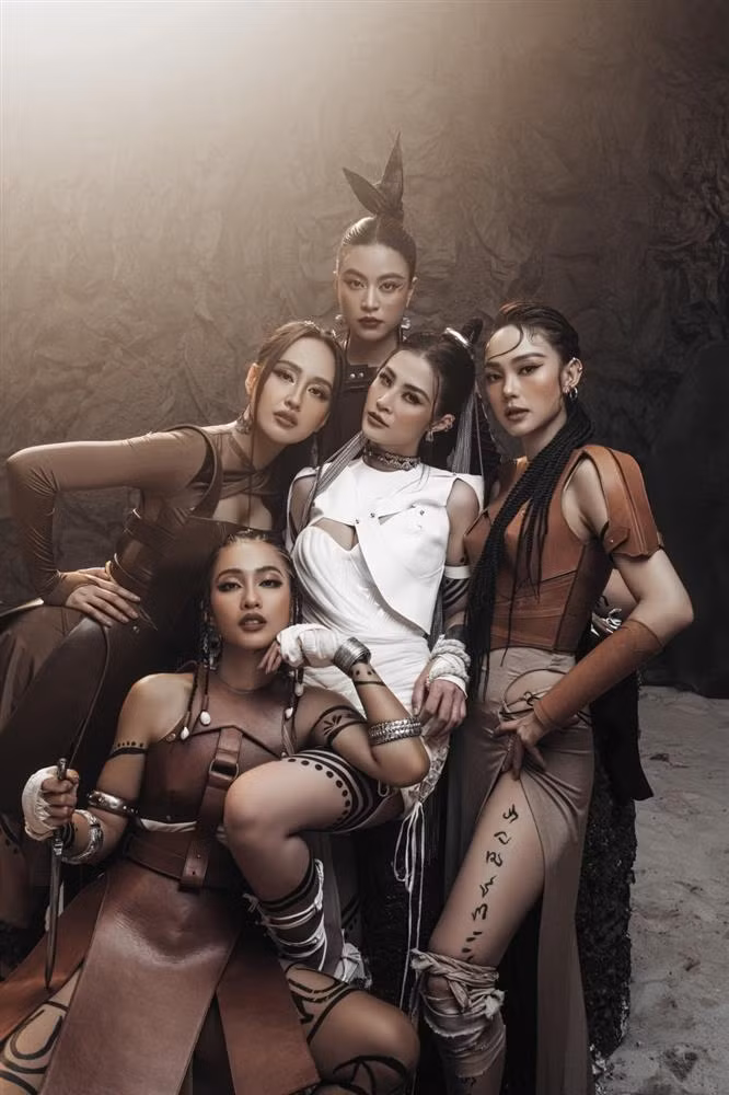 Sao Viet khen het nac nhung netizen che thang MV moi cua Dong Nhi