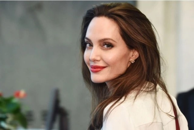  Gò má cao. Gò má có thể phản ánh mức độ quyền lực của một người. Những người có gò má đầy đặn thường giỏi nắm quyền lực trong công việc. Đây là tướng mặt điển hình của người giàu có.