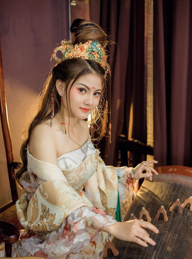 Trà My vốn có nhan sắc xinh đẹp, là cô gái tỉnh lẻ sớm hòa nhập với cuộc sống đô thị Đà thành. Sau khi quen biết và yêu Nguyễn Vũ Trọng - ông trùm đường dây ma túy, Trà My cũng theo người tình vào con đường "buôn bán cái chết trắng".