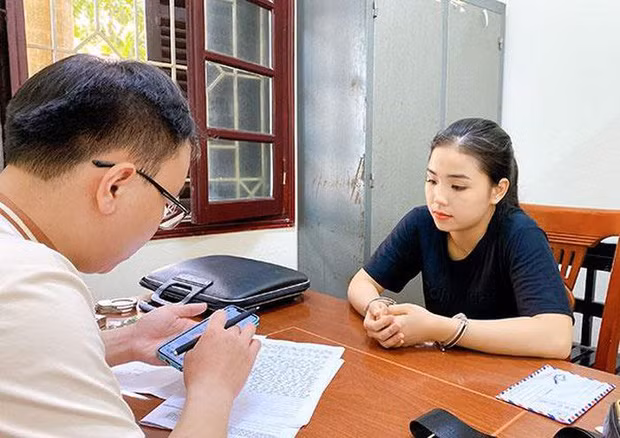 Theo điều tra, Huyền không chỉ mua bán trái phép chất ma túy tại quán bún bò Huế mà còn giao dịch ở ngoài đường phố. Cô gái trẻ còn khai, quen các đầu mối ở ngoại tỉnh. Việc thuê mặt bằng mở quán bún bò Huế trá hình để mua bán ma túy cho những người nghiện khi có nhu cầu.