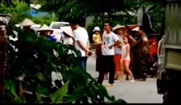 Trước sự chứng kiến của nhiều người, tổ bảo vệ đã mở cốp xe và tìm thấy một túi xách màu đen chứa một quyển sổ nhỏ ghi các số điện thoại liên lạc, một chiếc lắc và dây chuyền bằng vàng cùng 200.000 đồng tiền mặt. Nghi đây là xe do kẻ gian đánh cắp, tổ bảo vệ đã chọn ngẫu nhiên một số điện thoại trong danh bạ để hỏi về danh tính chủ xe.