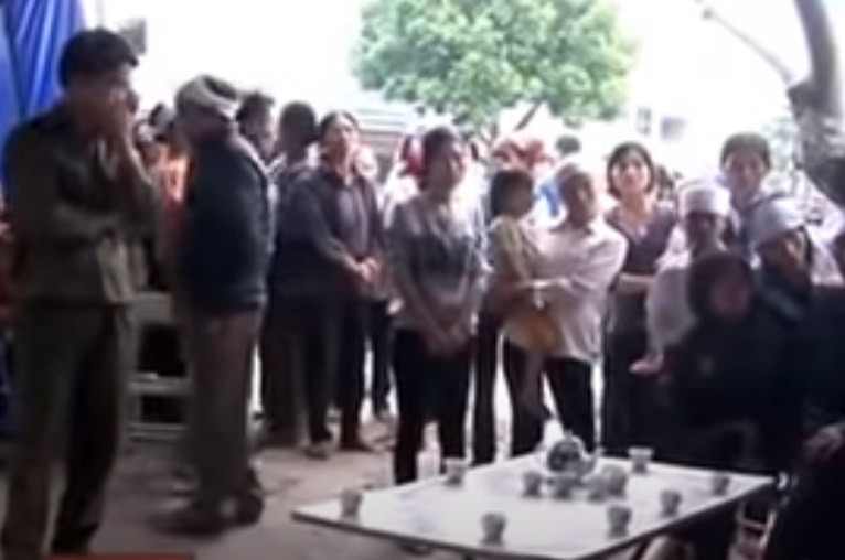 Tại cơ quan CSDT, Thưa khai, thị gặp anh Bằng trong một sới bạc và tự nguyện theo về vợ. Thời gian gần đây anh chồng thua bạc nhiều nên bắt thị phải đưa tiền hàng cho mình để trả nợ vì thế giữa hai vợ chồng thường xuyên cãi vã. Đêm 10/11, anh Bằng đòi vợ đưa 60 triệu đồng để đi đánh bài nhưng Thưa bảo tiền để trong két, không muốn mở, khiến hai vợ chồng to tiếng. Bức xúc, anh Bằng chạy tới rút thanh kiếm chĩa về phía vợ, dọa sẽ giết nếu không đưa tiền. Lợi dụng lúc chồng không để ý, Thưa đá vào hạ bộ chồng, khiến anh đau đớn, đánh rơi thanh kiếm.