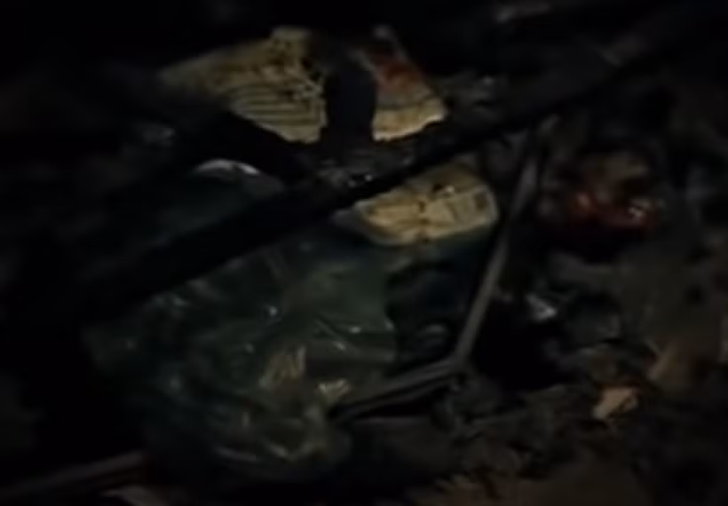 Không những thế Thưa còn đốt rất nhiều đồ đạc trong nhà ngọn lửa cao đến mức lên gần nóc nhà gây cháy bếp.