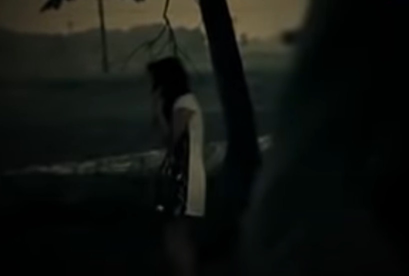 Một điều khác lạ nữa là khi Bằng vắng nhà, Thưa liên tục gọi điện khắp nơi cho bạn bè của nạn nhân. Đi khắp mọi nơi hỏi han thông tin có hôm dùng xe ô tô đi đến tận sáng hôm sau. Đây cũng là điểm đáng nghi bởi Bằng là người cờ bạc, gia đình, vợ, con quá quen với việc vắng mặt của nạn nhân...Với những biểu hiện bất thường, mọi nghi vấn tập trung vào vợ nạn nhân. Chiếc xe ô tô của vợ chồng Bằng được các trinh sát bí mật kiểm tra.