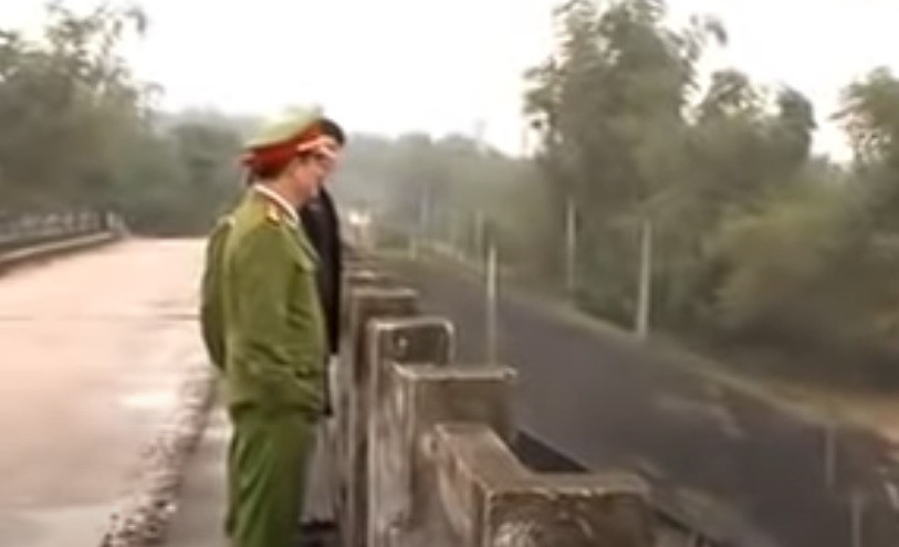 Hiện trường gần cầu Ba Đa. Ban chuyên án xác định có thể xác nạn nhân được ném từ trên cầu xuống sông. Ngay lập tức, các trinh sát được huy động xuống các huyện có bán kính gần cầu Ba Đa, những thông tin trình báo mất tích được sàng lọc.