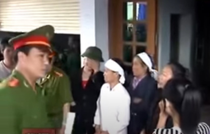 Tại cơ quan CSDT đối tượng Trương Thị Thưa quanh co chối tội, chị ta tỏ vẻ khá bình tĩnh, có lẽ chị ta đã mường tượng ra giây phút bị bắt này và chuẩn bị sẵn tâm lý đối phó. Tuy nhiên, thị không thể lý giải nổi vết máu của anh Bằng trên xe ô tô, trên tường nhà, và trên nền nhà. Chính vì vậy, Trương Thị Thưa đã phải cúi đầu nhận tội giết chồng.