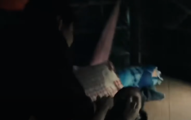 Hành tung của thầy Tưng được làm rõ. Ban đêm, mỗi khi nạn nhân của thầy Hai Tưng đến chữa bệnh, ông ta cắt cớ bắt phải chui qua hàng rào để dơ đồ và sau đó hắn ta có cơ hội để giở trò đê tiện. Nạn nhân Phương tìm thầy Tưng phải cố bò qua dãy hàng rào trong một đêm tối trời, hắn liền bảo cô gái cởi áo dơ đang mặc trên người và thay áo thun đỏ sạch để được thầy làm… phép.