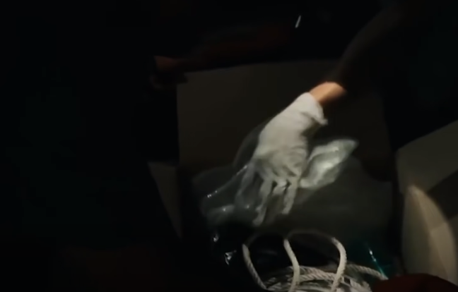 Ông thầy Hai Tưng lúc này mặt tái mét, miệng lắp bắp trước những câu hỏi của cơ quan chức năng. Tiến sâu vào trong căn nhà, Công an huyện Thanh Bình thu hồi được nhiều dao lam và dao Thái Lan còn vương lại vết máu. Một số chứng minh thư, nhiều vật dụng, dây chuyền, đồng hồ đeo tay, vòng mã não của các nạn nhân cũng được tìm thấy.