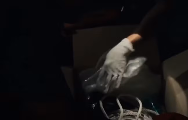 Ông thầy Hai Tưng lúc này mặt tái mét, miệng lắp bắp trước những câu hỏi của cơ quan chức năng. Tiến sâu vào trong căn nhà, Công an huyện Thanh Bình thu hồi được nhiều dao lam và dao Thái Lan còn vương lại vết máu. Một số chứng minh thư, nhiều vật dụng, dây chuyền, đồng hồ đeo tay, vòng mã não của các nạn nhân cũng được tìm thấy.